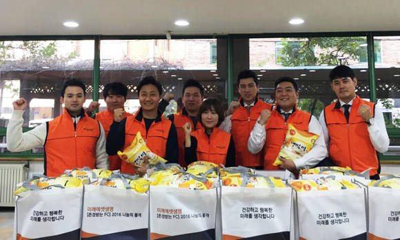 ▲ 미래에셋생명(대표이사 부회장 하만덕)의 FC(Financial Consultant)들이 독거노인을 1:1로 매칭해 후원한다. 미래에셋생명은 24일, 자사 강남대치지점 FC 20여 명이 저소득층 독거노인을 찾아가 선물을 전달하고 안부를 살폈다고 밝혔다. 이는 미래에셋생명이 보건복지부 산하 독거노인종합지원센터(센터장 이호경)와 연계해 자사 FC들이 저소득층 독거노인을 찾아가 돌보는 ’존경받는 FC 2016 나눔의 품격’ 봉사활동의 일환이다.ⓒ미래에셋생명