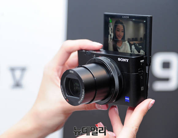 ▲ 초고속 하이엔드 카메라 'RX100 V' ⓒ 뉴데일리 공준표