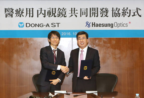 ▲ 동아에스티 강수형 사장(우)과 해성옵틱스(주) 이재선 사장(좌)이 의료용 내시경 개발 및 판매에 관한 양해각서 체결 후 기념촬영을 하고 있다.ⓒ동아에스티