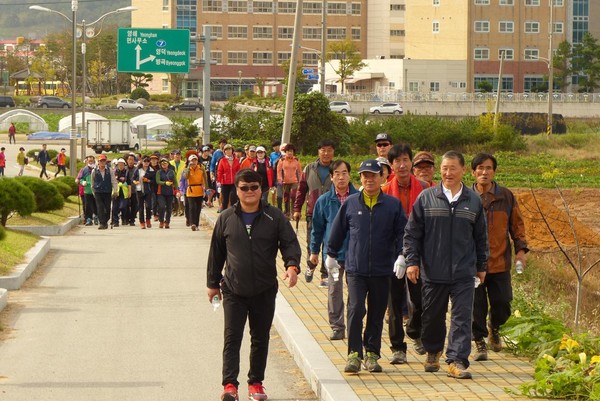 ▲ 영해면체육회(회장 김두한)는 지난 22일 영해면 괴시1리 전통마을 주차장에서 제4회 활력충전 블루로드 걷기 행사를 개최했다.ⓒ영덕군 제공