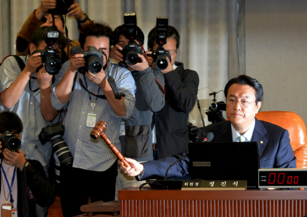 ▲ 새누리당 정진석 원내대표가 26일 오전 국회 운영위원회 전체회의에서 우병우 청와대 민정수석비서관에 대한 고발을 의결하고 있다. ⓒ뉴시스 사진DB