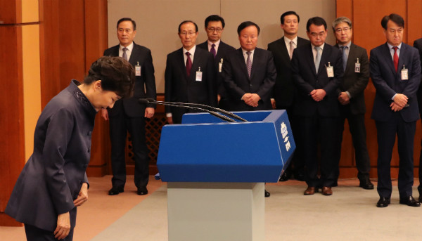 ▲ 박근혜 대통령이 25일 오후 청와대에서 이른바 최순실 씨의 연설문 첨삭 의혹과 관련해 대국민 사과를 한 뒤 고개를 숙이고 있다. ⓒ뉴시스 사진DB