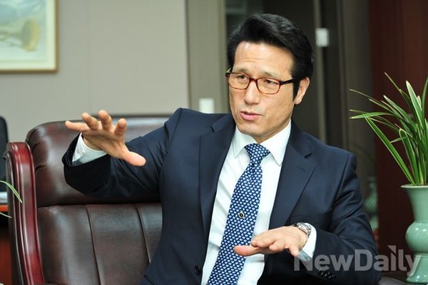 ▲ 새누리당 정병국 의원(사진)은 26일 최순실 게이트에 대한 특검이 도입될 경우 박근혜 대통령도 수사 대상이 되느냐의 논란과 관련해서, 박근혜 대통령이 되레 선제적으로 특검의 조사를 받겠다는 의지를 피력하고 나서는 것이 사태 수습의 방책이 될 수 있다고 제안했다. ⓒ뉴데일리 이종현 기자