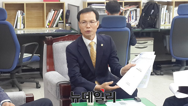 ▲ 충북도 조병옥 균형건설국장이 26일 도청에서 서울~세종고속도에 관해 설명하고 있다.ⓒ김종혁 기자