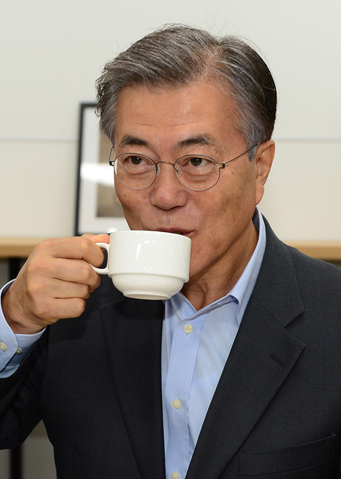 ▲ 더불어민주당 문재인 전 대표가 24일 오전 서울 은평구 서울혁신파크 내 서북50플러스 캠퍼스를 방문해 캠퍼스 관계자들과 간담회를 하며 커피를 마시고 있다. ⓒ뉴시스