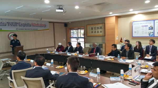 ▲ 아시아 태평양 지역 11개국의 직업전문가가 26일 충북반도체고등학교를 견학하고 있다.ⓒ충북도교육청