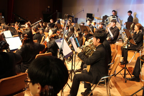 ▲ 매포청소년오케스트라 단원들이 정기연주회를 앞두고 연습에 열중이다.ⓒ매포청소년문화의 집