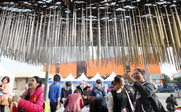 ▲ 지난해 젓가락페스티벌에서 관람객들이 전시물을 관람하고 있다.ⓒ청주시