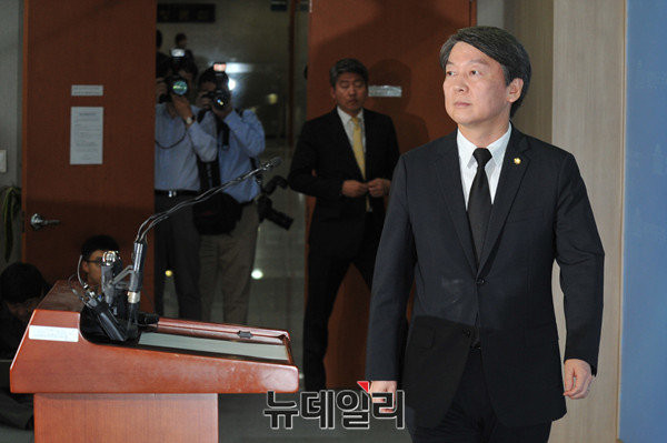 ▲ 국민의당 안철수 전 상임공동대표가 25일 국회 정론관에서 긴급 기자회견을 위해 입장하고 있다. ⓒ뉴데일리 이종현 기자