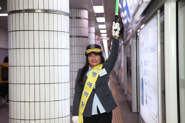 ▲ 지난 24일 시청역 명예 역장으로 위촉된 엘레나 씨(필리핀). ⓒ서울시 제공