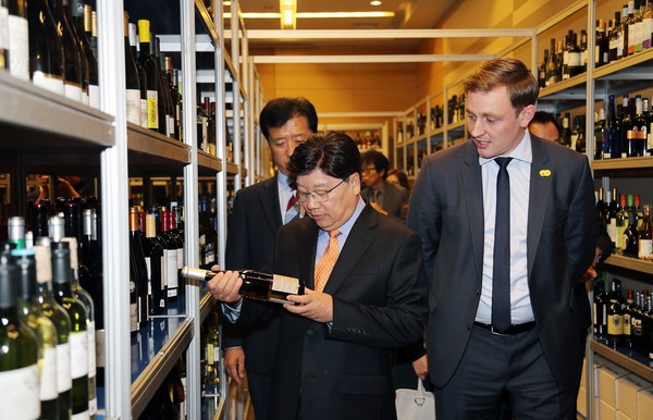 ▲ 권선택 대전시장이 와인프로피 명예심사위원으로 위촉돼 26일  행사장에서  출품된 와인을 심사하고 있다.ⓒ대전시