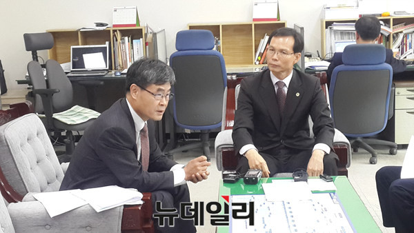 ▲ 충북도 조병옥 균형건설국장(오른쪽)과 정초시 충북연구원장이 27일 도청에서 KTX세종역 사전타당성조사 용역에 편익 비용을 추가해야 한다고 설명하고 있다.ⓒ김종혁 기자