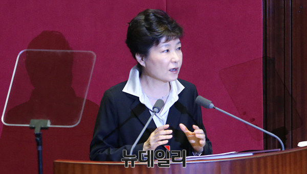 ▲ 박근혜 대통령이 대국민 사과를 했지만 지지율은 되레 큰 폭으로 폭락하는 모양새다. 사진은 국회 시정연설을 하는 모습. ⓒ뉴데일리 이종현 기자