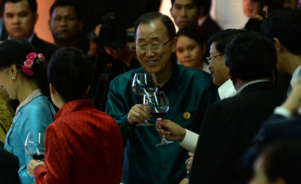 ▲ 반기문 유엔사무총장. 앞쪽의 붉은 옷을 입은 뒷모습은 박근혜 대통령이다. ⓒ뉴시스 사진DB