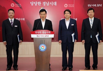 ▲ 27일 진익학 경남도 해영수산국장(왼쪽 첫번째)이 경남도청 프레스센터에서 2017년 경남의 역점 해양수산 정책을 발표하고 있다.ⓒ경남도 제공