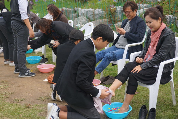 ▲ 운호중 학생들이 부모님께 세족식을 하고 있다.ⓒ운호중