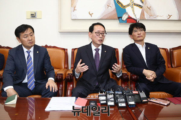 ▲ 여야 3당 원내수석부대표는 27일 오후 서울 여의도 국회에서 최순실 특검 관련 회동을 했으나 입장차만 확인한 채 종료됐다. ⓒ뉴데일리 이종현 기자