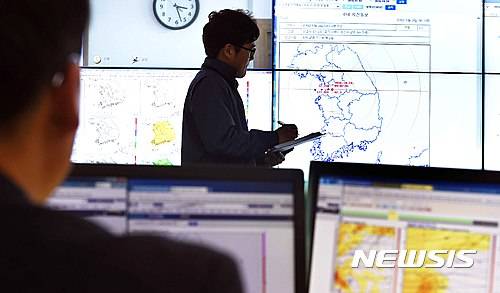 ▲ 지난 24일 경기 수원에 규모 2.3의 지진이 발생하자, 수원 수도권기상청에서 예보관들이 상황을 예의주시하고 있다. ⓒ뉴시스