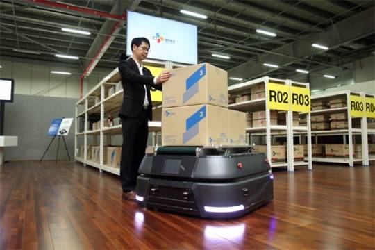 ▲ 운송 로봇이 제품을 나르고 있는 모습.ⓒCJ대한통운