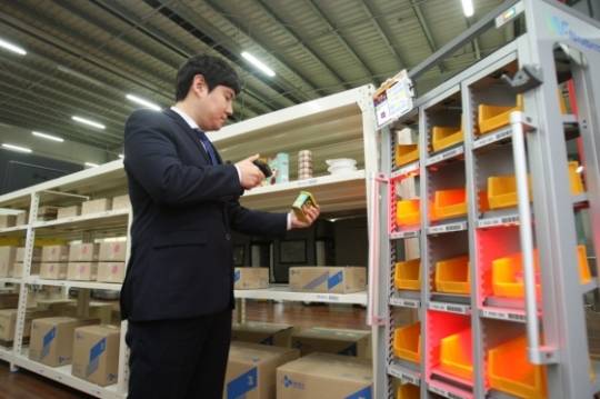 ▲ CJ대한통운 직원이 'W-네비게이터' 시스템을 시연하고 있는 모습.ⓒCJ대한통운