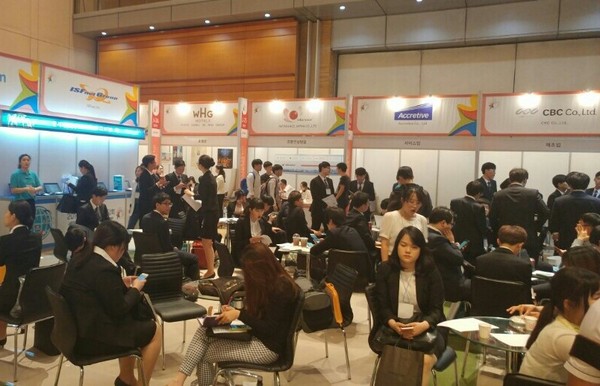 ▲ 세명대 학생들이 지난 5월 서울 코엑스에서 열린 글로벌취업상담회에 참가한 모습.ⓒ세명대