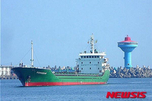 ▲ 지난 3월 '무해통항권'을 주장하며 한국 근해를 지나간 북한 상선 '오리온스타'호. 유엔 안보리 대북제재 결의에 여전히 구멍이 뚫려있어 북한 선박들이 다른 나라 선적으로 활동하고 있음이 드러났다. ⓒ뉴시스. 무단전재 및 재배포 금지.