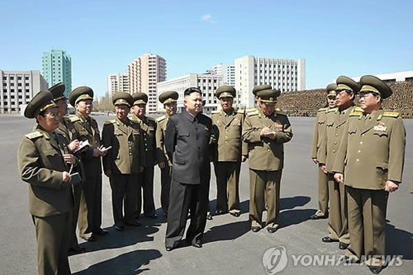 ▲ 북한이 각 지역의 노동당 중간 간부에 젊은 세대를 기용하는 과정에서 매관매직이 판을 치고 있다고 한다. 사진은 2013년 5월 인민보안부를 찾은 김정은. ⓒ연합뉴스. 무단전재 및 재배포 금지.