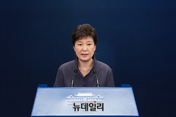 ▲ 박근혜 대통령이 지난 25일 대국민사과를 하는 모습. ⓒ청와대