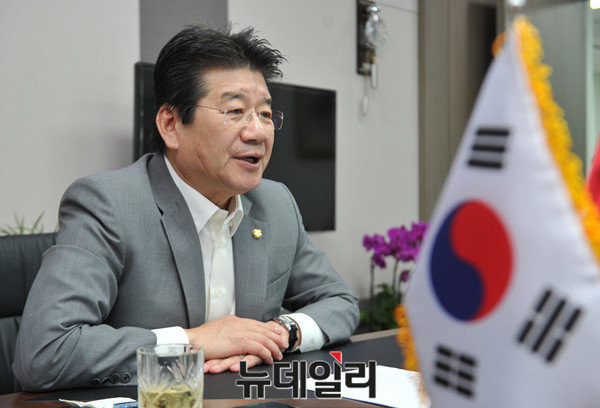 ▲ 새누리당 강석호 최고위원. 그는 28일 라디오에 출연해 우선 최순실 의혹이 밝혀져야 한다고 말했다. ⓒ뉴데일리 이종현 기자