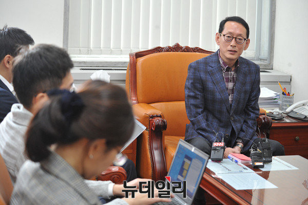 ▲ 새누리당 김도읍 원내수석부대표가 28일 국회에서 기자간담회를 열고, 민주당이 주장하는 별도특검안과 추미애 대표의 이른바 3대 요구에 대한 입장을 밝히고 있다. ⓒ뉴데일리 이종현 기자