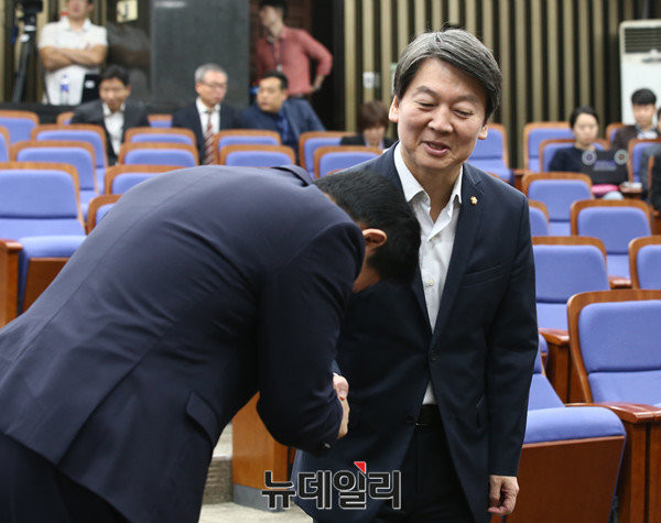 ▲ 국민의당 안철수 전 상임공동대표가 27일 의원총회에 참석하고 있다. ⓒ뉴데일리 이종현 기자
