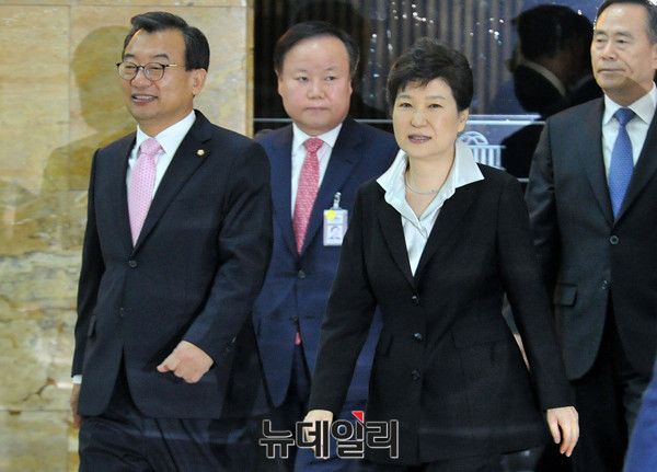 ▲ 지난 24일 2017년도 예산안 시정연설을 위해 국회를 찾았던 박근혜 대통령이 새누리당 이정현 대표와 함께 본회의장을 나서고 있다. ⓒ국회 사진공동취재단