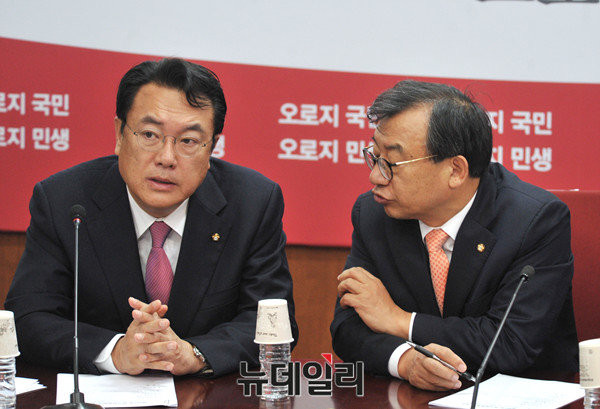 ▲ 최순실 게이트 파문으로 새누리당이 혼란에 빠진 27일 열린 최고위원회의에서 이정현 대표와 정진석 원내대표가 대화를 나누던 중 무언가에 대해서 이견을 갖는 듯한 모습을 보이고 있다. ⓒ뉴데일리 이종현 기자