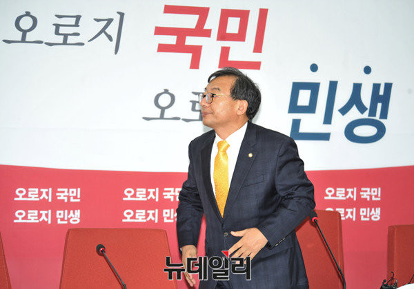 ▲ 새누리당 이정현 대표가 28일 오후 박근혜 대통령을 1시간 30분 가량 독대한 뒤 취재진과 만나는 모습. ⓒ뉴데일리 이종현 기자