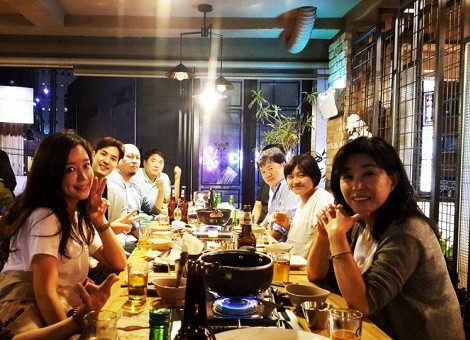 ▲ '아이리시 어퍼컷' 출연진과 함께 한 즐거운 회식 장면. 우측에 배우 김미경의 모습도 보인다.