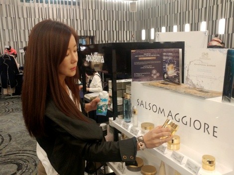 ▲ '살소마찌오레'가 함께한 예술인들을 위한 바자회에 참석한 이태연.