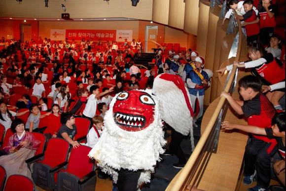 ▲ 27일 오후, 서울시 연희동 서울외국인학교 리소센터에서 진행된 '한화 찾아가는 예술교실' 중 사물놀이 공연과 비보잉댄스를 선보인 광개토 사물놀이 예술단이 관객석을 돌며 어린이들의 환호를 받고 있다.ⓒ한화그룹