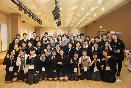 ▲ 27일 서울 성북구 한성대학교에서 진행된 '한·일 상대국어 선택 고교생 초청 연수 프로그램'에 참가한 일본 고교생 등이 기념사진을 촬영하고 있다. ⓒ한성대