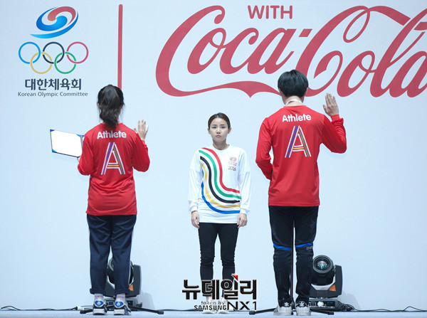 ▲ 학생대표에게 페어플레이 선서를 받는 남현희 선수 ⓒ 뉴데일리 공준표