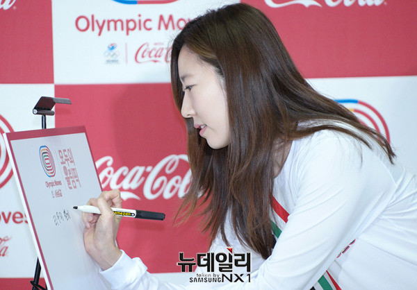 ▲ 서정화 선수가 평창올림픽 응원 메세지를 적고 있다 ⓒ 뉴데일리 공준표