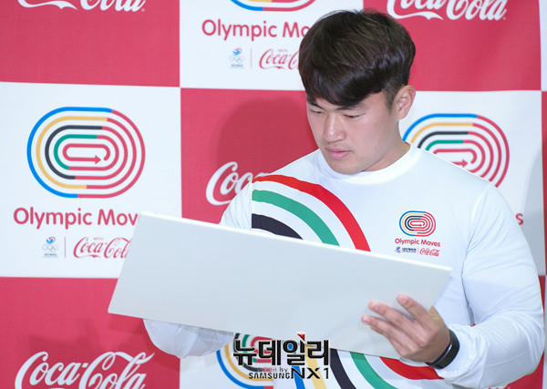 ▲ 평창올림픽 응원 메세지를 적고 있는 석영진 선수 ⓒ 뉴데일리 공준표