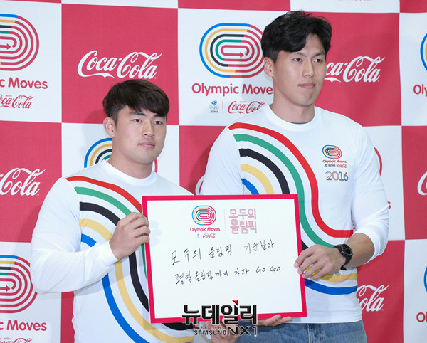 ▲ 평창올림픽 응원 메세지를 적고 있는 석영진 선수 ⓒ 뉴데일리 공준표