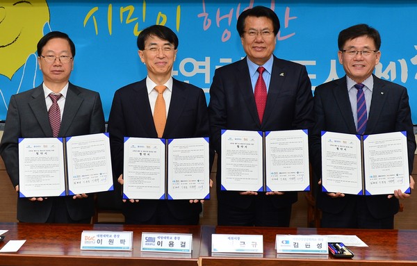 ▲ 이원탁 대원대 총장(왼쪽부터), 이용걸 세명대 총장, 이근규 제천시장, 김현성 제천단양상공회의소 회장이 지역산업 발전을 위한 업무협약을 가졌다.ⓒ제천시