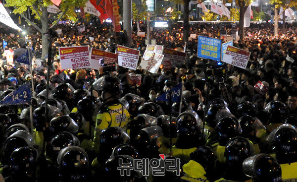 민중총궐기 투쟁본부는 29일 서울 청계광장에서, 박근혜 대통령의 하야를 요구하는 집회를 벌였다. ⓒ뉴데일리 이종현 기자