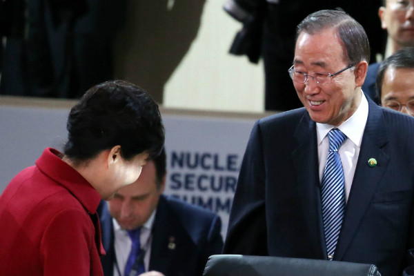 ▲ 반기문 유엔사무총장(사진 오른쪽)이 지난 4월 미국 워싱턴에서 열린 핵안보정상회의에서 박근혜 대통령의 인사를 받고 있다. ⓒ뉴시스 사진DB
