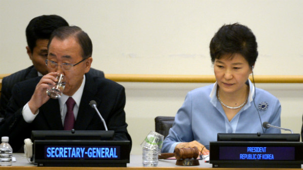 ▲ 반기문 유엔사무총장(사진 왼쪽)과 박근혜 대통령이 지난해 9월 유엔 컨퍼런스룸에서 열린 새마을운동 고위급 특별행사에 나란히 앉아 있다. ⓒ뉴시스 사진DB