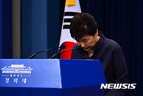 ▲ 박근혜 대통령이 지난 25일 오후 청와대 춘추관에서 최순실에 대한 연설문 유출 의혹과 관련해 입장을 발표하고 사과하고 있다. ⓒ뉴시스