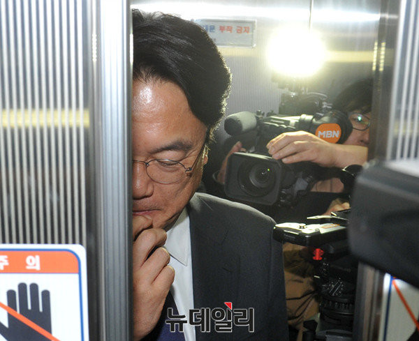 ▲ 30일 최고위원회의에서 거국중립내각 출범의 당위성을 역설한 것으로 알려진 새누리당 정진석 원내대표가 최고위원회의 종료 직후 고뇌에 찬 표정으로 당사를 떠나고 있다. ⓒ뉴데일리 이종현 기자