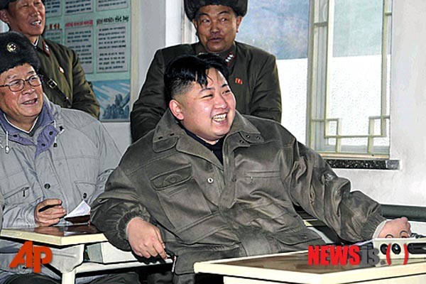 "역시 우리 편이야!" 활짝 웃고 있는 김정은. 북한인권재단이 더불어민주당의 '몽니' 때문에 출범도 못하고 있다는 소식을 김정은이 듣는다면 아마 이런 표정을 지을 듯하다. ⓒ뉴시스-AP. 무단전재 및 재배포 금지.