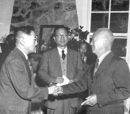 ▲ 1951년 가을 파에 유엔총회 대표 신임장을 장택상 국회부의장(왼쪽)에게 주고 악수하는 이승만 대통령. 가운데는 장면 국무총리.(자료사진)